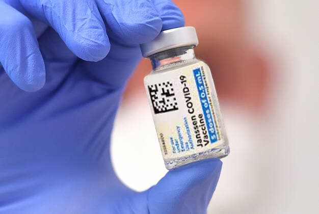 Janssen Johnson & Johnson Corona Impfstoff. Impfdose mit Impfstoff zur Injektion mit einer Kanuele