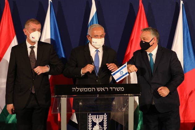 Bilder des Jahres 2021, News 03 März News Themen der Woche KW10 News Bilder des Tages Israeli Prime Minister Benjamin Netanyahu (C) , Hungarian Prime Minister Viktor Orban (R) and Czech Republic Prime Minister Andrej BabiÅ¡ (L) elbow bump during their meeting in Jerusalem on Thursday, March 11, 2021. Pool  JERX20210311052 ABIRxSULTAN