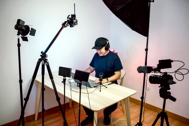  Gamer, Streamer oder Youtuber, die in ihrem Heimstudio streamen und aufnehmen *** Gamers, streamers or Youtubers who stream and record in their home studio. Copyright: imageBROKER/EunikaxSopotnicka ibxeso06703023.jpg