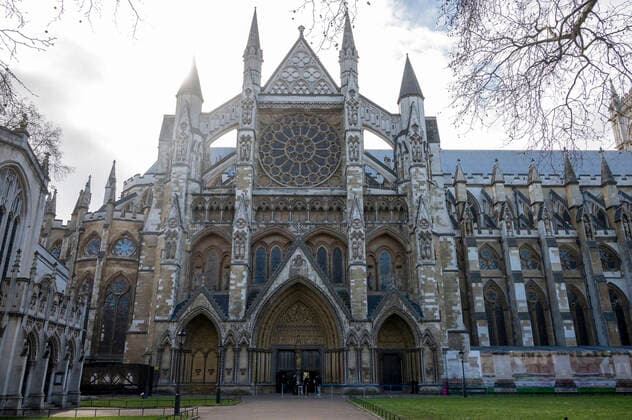 (210312) -- LONDON, March 12, 2021 -- Photo taken on March 11, 2021 shows people entering the COVID-19 Vaccination Centre in Westminster Abbey in London, Britain. Vaccination centres have opened at Westminster Abbey and Science Museum, according to NHS (National Health Service). (Photo by Xinhua) BRITAIN-LONDON-COVID-19-VACCINATION CENTRES RayxTang 