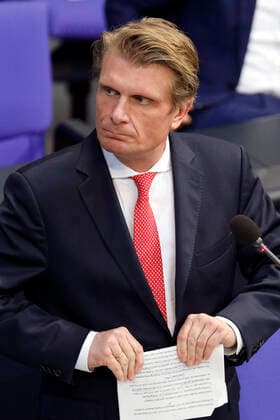 Thomas Bareiß in der 208. Sitzung des Deutschen Bundestages im Reichstagsgebäude. Der CDU-Politiker hat eingeräumt, sich für eine bevorzugte Belieferung von Aserbaidschan mit Atemgeräte eingesetzt zu haben. Berlin, 10.02.2021 *** Thomas Bareiß at the 208 session of the German Bundestag in the Reichstag building The CDU politician admitted to having lobbied for a preferential supply of breathing apparatus to Azerbaijan Berlin, 10 02 2021 Foto:xC.xHardtx xFuturexImage