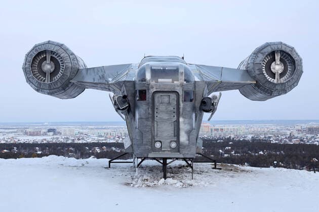 News Bilder des Tages YAKUTSK, SAKHA REPUBLIC (YAKUTIA), RUSSIA - MARCH 12, 2021: A view of a mockup of the Razor Crest spaceship from The Mandalorian drama series set within the Star Wars universe. Fans have built the replica in several months. The length of the mockup is 14 m, its width is 10 m and its height is 4 m; it weighs over a tonne. Vadim Skryabin TASS  TS0F931D