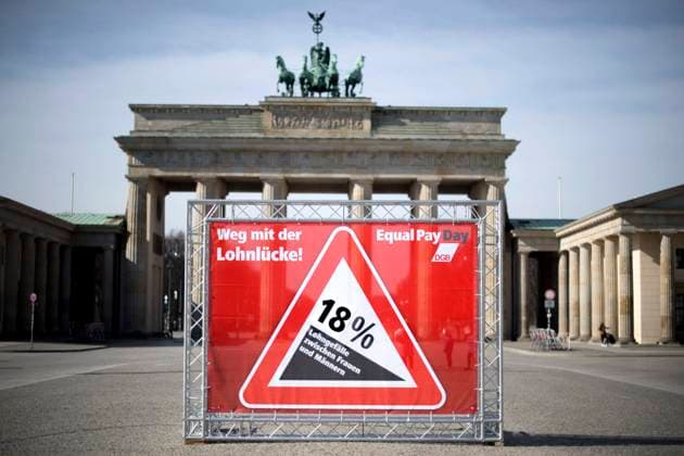 Equal Pay Day DEU, Deutschland, Germany, Berlin, 10.03.2021 Transparent Weg Mit der Lohnluecke zum Thema 18 Prozent Lohngefaelle zwischen Frauen Und Maennern auf der Kundgebung Equal Pay Day vom Deutschen Gewerkschaftsbund DGB, Deutscher Frauenrat, Sozialverband Deutschland und der SPD unter dem Motto Kommt Zsammen Fuer Gleichen Lohn in Berlin. Die Demostration fordert die selbe Bezahlung von Frauen und Maenner, Gleicher Lohn fuer gleiche Arbeit, Gleichberechtigung und mehr Rechte von Frauen. Der EqualPayDay ist der Tag des Jahres, der symbolisch die Grenze markiert, bis zu der Frauen hierzulande umsonst arbeiten. en: Poster about the pay gap between men and women at the rally of the Equal Pay Day by the German Federation of Trade Unions D