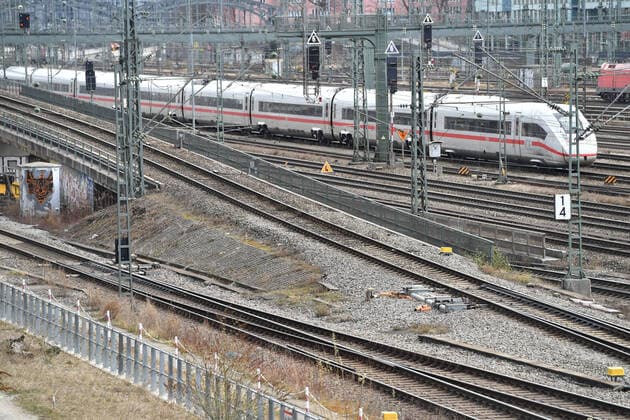 Ausfahrender,einfahrender Zug,ICE,Intercity Express, Schnellzug,Hochgeschwindigkeitszug, Hauptbahnhof Muenchen,DB,Die Bahn,Stadt Muenchen am 11.03.2021. OEPNV,oeffentlicher Personenverkehr, Fernverkehr,