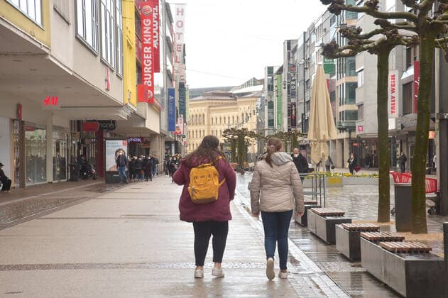 Die Saarbrücker Bahnhofstraße zeigt sich am Donnerstag (11.03.2021) belebt. Das Oberverwaltungsgericht des Saarlandes hat in einem Urteil einige Corona-Beschränkungen für den Einzelhandel vorläufig gekippt. So entfällt ab sofort die Pflicht zur Terminvergabe und pro Kunde sind nur noch 15 Quadratmeter nötig.