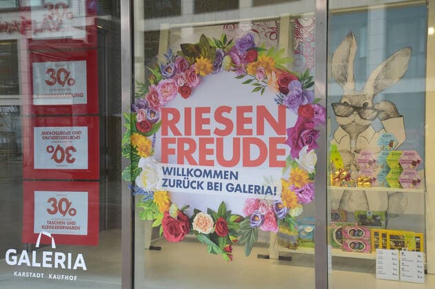 Die Saarbrücker Bahnhofstraße zeigt sich am Donnerstag (11.03.2021) belebt. Das Oberverwaltungsgericht des Saarlandes hat in einem Urteil einige Corona-Beschränkungen für den Einzelhandel vorläufig gekippt. So entfällt ab sofort die Pflicht zur Terminvergabe und pro Kunde sind nur noch 15 Quadratmeter nötig.