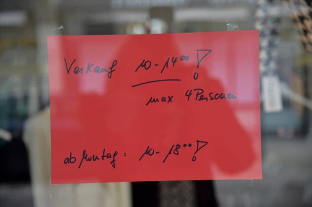 Die Geschäfte sind seit Donnerstag (11.03.2021) wieder geöffnet. Das erste Mal im zweiten Lockdown in der Corona-Pandemie. Hier die volle Saarlouiser Innenstadt. Die Parkplätze sind voll, die Kunden sind in Shoppinglaune.