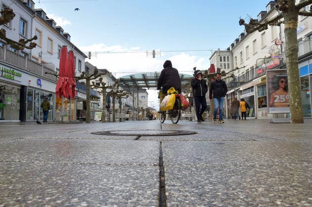 Die Geschäfte sind seit Donnerstag (11.03.2021) wieder geöffnet. Das erste Mal im zweiten Lockdown in der Corona-Pandemie. Hier die volle Saarlouiser Innenstadt. Die Parkplätze sind voll, die Kunden sind in Shoppinglaune.