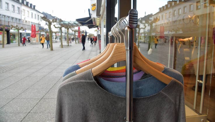 Die Geschäfte sind seit Donnerstag (11.03.2021) wieder geöffnet. Das erste Mal im zweiten Lockdown in der Corona-Pandemie. Hier die volle Saarlouiser Innenstadt. Die Parkplätze sind voll, die Kunden sind in Shoppinglaune.