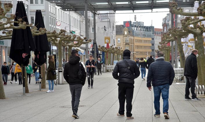 Die Geschäfte sind seit Donnerstag (11.03.2021) wieder geöffnet. Das erste Mal im zweiten Lockdown in der Corona-Pandemie. Hier die volle Saarlouiser Innenstadt. Die Parkplätze sind voll, die Kunden sind in Shoppinglaune.