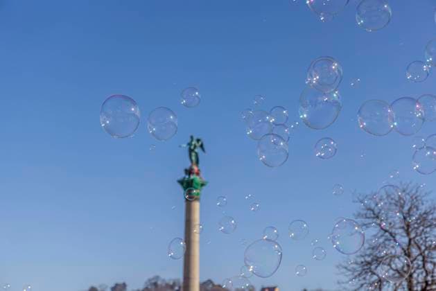 Seifenblasen auf dem Schlossplatz in Stuttgart. Ein Straßenkünstler zaubert Luftblasen in allen Größen. 02.03.2021: Deutschland, Baden-Württemberg, Stuttgart. *** Soap bubbles on the Schlossplatz in Stuttgart A street artist conjures bubbles in all sizes 02 03 2021 Germany, Baden Württemberg, Stuttgart