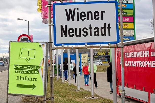 - Wiener Neustadt (NÖ) - 12.03.2021 - Coronaviruskrise - Wr. Neustadt rüstet weiter auf um bis zu 15.000 Conatests täglich zu ermöglichen. Das ist notwendig weil ab morgen Samstag 13.03.21 jeder der die Stadt verlassen will einen negativen Coronatest vorzeigen muss der maximal 72 Stunden alt sein darf bei PCR-Tests und 48 Stunden bei Antigen-Schnelltests. Die Polizei kündigte Kontrollen an und wird dabei vom Bundeheer unterstützt werden. Die Massnahmen wurden beschlossen nachdem die 7-Tages-Inzidenz in der 45.000 Einwohner-Stadt über 530 liegt. Aufgrund der fehlenden Testkapazitäten wurden die Kontrollen verschoben. PHOTO: In einem Container in einem Gewerbegebiet stehen einige Menschen an um sich testen zu lassen. Wiener Neustadt 