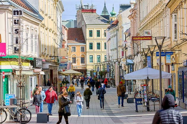 - Wiener Neustadt (NÖ) - 12.03.2021 - Coronaviruskrise - Wr. Neustadt rüstet weiter auf um bis zu 15.000 Conatests täglich zu ermöglichen. Das ist notwendig weil ab morgen Samstag 13.03.21 jeder der die Stadt verlassen will einen negativen Coronatest vorzeigen muss der maximal 72 Stunden alt sein darf bei PCR-Tests und 48 Stunden bei Antigen-Schnelltests. Die Polizei kündigte Ausreisekontrollen an und wird dabei vom Bundeheer unterstützt werden. Die Massnahmen wurden beschlossen nachdem die 7-Tages-Inzidenz in der 45.000 Einwohner-Stadt über 530 liegt. Aufgrund der fehlenden Testkapazitäten wurden die Kontrollen verschoben. PHOTO: Die Herzog-Leopold-Straße mit Passanten. Wiener Neustadt (Lower Austria) - Coronavirus crisis - Wr. Ne 