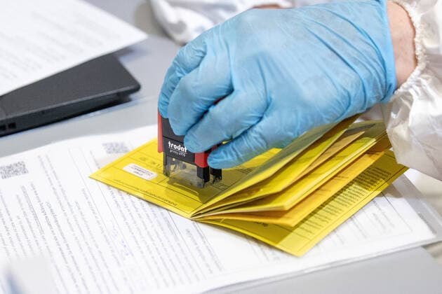 Schwaz 11.03.2021, Schwaz, AUT, Coronavirus in Österreich, Beginn Impfaktion Bezirk Schwaz, ab heute stehen 100.000 zusätzliche Impfdosen des Impfstoffs von BioNTech Pfizer zur Bekämpfung der Coronavirus-Pandemie zur Verfügung, im Bild Impfpass Vaccination certificate during the start of the vaccination campaign in the Schwaz district. Starting today, 100,000 additional doses of BioNTech Pfizer s vaccine are available to fight the coronavirus pandemic. Schwaz, Austria on 2021 03 11.