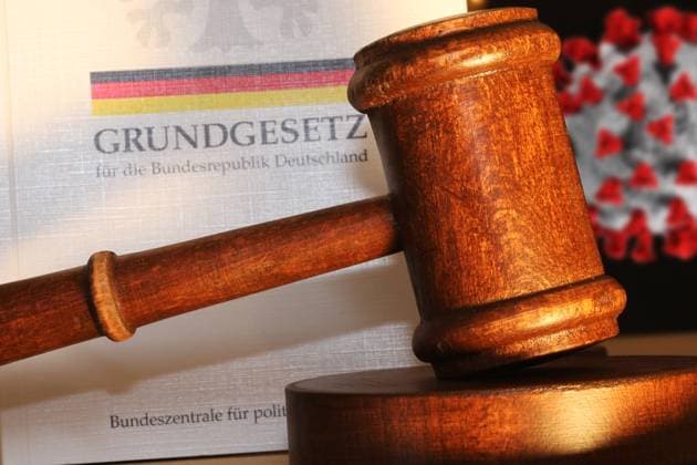 Symbolbild für ein Gerichtsurteil im Zusammenhang mit Corona in Deutschland *** Symbolic image of a court ruling in connection with Corona in Germany Copyright: xx