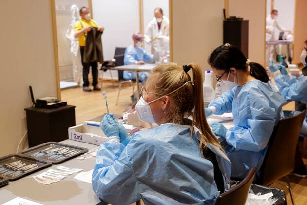 AUT, 2021-03-11; FEATURE COVID GESUNDHEIT - GROSSANGELEGTE IMPFAKTION MIT BIONTECH-PFIZER IM BEZIRK SCHWAZ: FEATURE IMPFUNG (IMPFSTRASSE SCHWAZ), rights managed ;