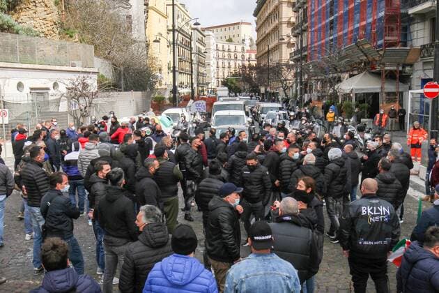 Coronavirus in Italien, Protest gegen Corona-Maßnahmen in Neapel Covid, in Naples - protest in via Santa Lucia of street markets against the closure of markets for the red zone. resulting in blocking of traffic on the waterfront Editorial Usage Only  Copyright: xnapolipressx xIPAx