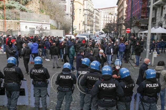 Coronavirus in Italien, Protest gegen Corona-Maßnahmen in Neapel Covid, in Naples - protest in via Santa Lucia of street markets against the closure of markets for the red zone. resulting in blocking of traffic on the waterfront Editorial Usage Only  Copyright: xnapolipressx xIPAx