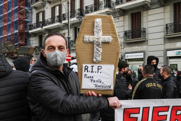 Coronavirus in Italien, Protest gegen Corona-Maßnahmen in Neapel Covid, in Naples - protest in via Santa Lucia of street markets against the closure of markets for the red zone. resulting in blocking of traffic on the waterfront Editorial Usage Only  Copyright: xnapolipressx xIPAx