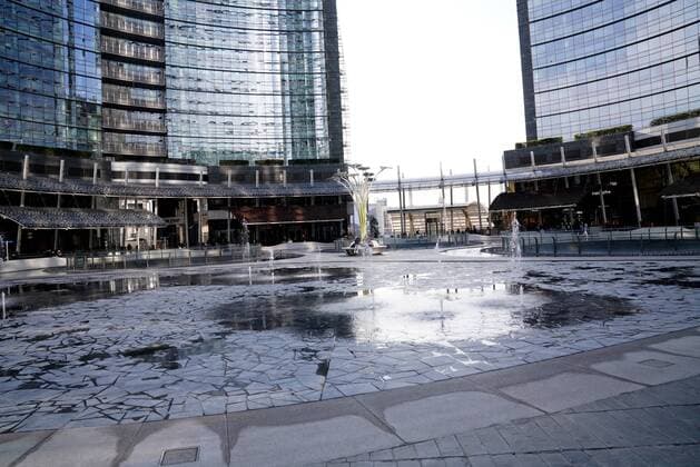 Milan, Last days of a dark or reinforced orange zone, before passing to the red zone for Covid infections in the Lombardy region, in the photo Piazza Gae Aulenti Editorial Usage Only  Copyright: xDuilioxPiaggesix xIPAx