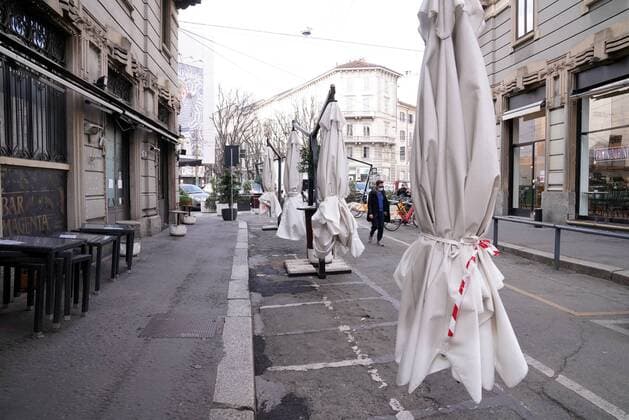 Milan, Last days of the dark or reinforced orange zone, before passing to the red zone for Covid infections in the Lombardy region, in the photo Bar Magenta Editorial Usage Only  Copyright: xDuilioxPiaggesix xIPAx
