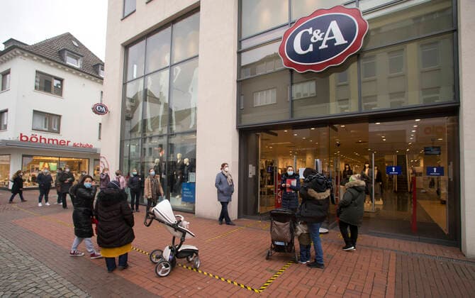 Die Moerser Innenstadt in Corona-Zeiten Blick in die Moerser Fussgängerzone in Corona-Zeiten. Es bilden sich Käufer-Schlangen vor dem Textilkaufhaus C&A. Moers Deutschland Nordrhein-Westfalen