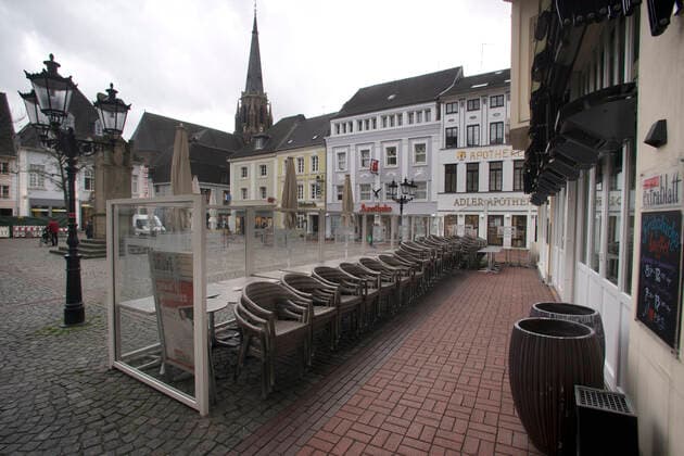 Die Moerser Innenstadt in Corona-Zeiten Blick in die Moerser Fussgängerzone in Corona-Zeiten. Das Cafe Extrablatt am Altmarkt bleibt noch geschlossen. Moers Deutschland Nordrhein-Westfalen