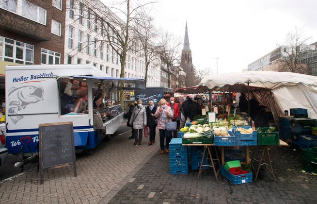 Die Moerser Innenstadt in Corona-Zeiten Blick auf den Moerser Wochenmarkt in Corona-Zeiten. Moers Deutschland Nordrhein-Westfalen
