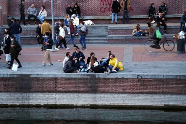 Milan, Last days for the takeaway aperitif to be in the dark or reinforced orange zone, before moving to the red zone for Covid infections in the Lombardy region, in the photo people on the Naviglio Grande and Darsena Editorial Usage Only  Copyright: xDuilioxPiaggesix xIPAx