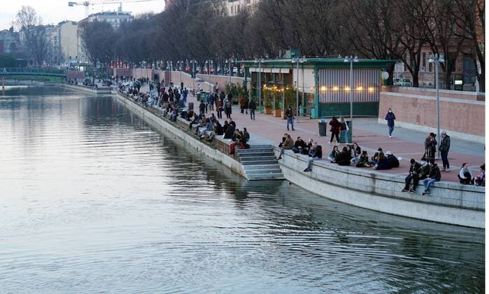 Milan, Last days for the takeaway aperitif to be in the dark or reinforced orange zone, before moving to the red zone for Covid infections in the Lombardy region, in the photo people on the Naviglio Grande and Darsena Editorial Usage Only  Copyright: xDuilioxPiaggesix xIPAx