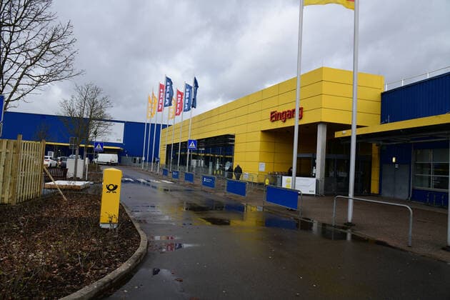 Kein Andrang: bei IKEA in Saarlouis ist das Einrichtungshaus am Freitag (12.3.2021) geöffnet, aber keine Schlange vor dem Eingang.