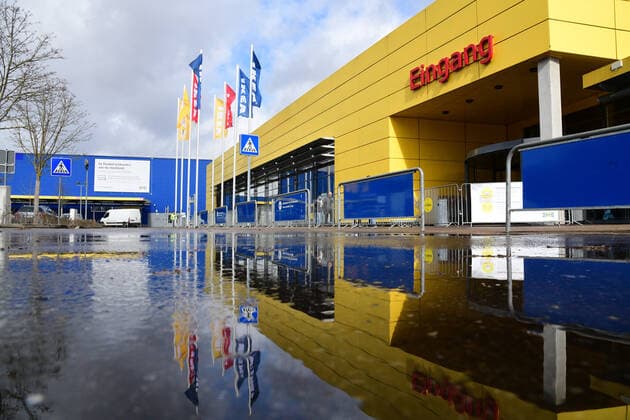 Kein Andrang: bei IKEA in Saarlouis ist das Einrichtungshaus am Freitag (12.3.2021) geöffnet, aber keine Schlange vor dem Eingang.
