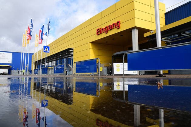 Kein Andrang: bei IKEA in Saarlouis ist das Einrichtungshaus am Freitag (12.3.2021) geöffnet, aber keine Schlange vor dem Eingang.