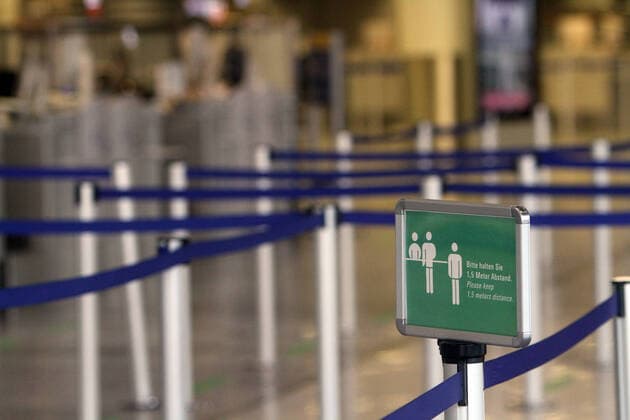 Piktogramm und Schriftzug bitte achten SIe auf den Mindestabstand von 1,50 Metern im nahezu menschenleeren Terminal 1 im Flughafen Frankfurt, Hessen, Deutschland