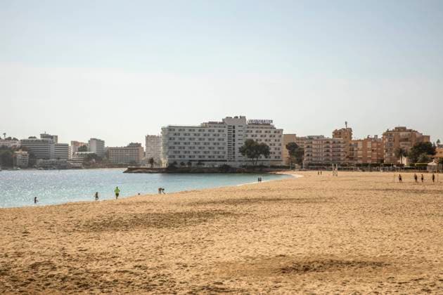 March 12, 2021, Palmanova, Mallorca, Spain: Morning beach life at Palmanova Beach in Mallorca. Palmanova Spain - ZUMAm210 20210312_ztp_m210_012 Copyright: xJohn-PatrickxMorarescux