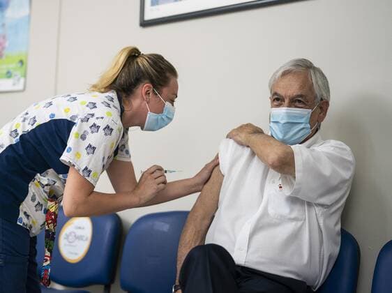 News Bilder des Tages (210313) -- SANTIAGO, March 13, 2021 -- Chile s President Sebastian Pinera receives his second dose of COVID-19 vaccine developed by Chinese pharmaceutical firm Sinovac in Santiago, Chile on March 12, 2021. ( Handout via Xinhua) CHILE-SANTIAGO-COVID-19-PRESIDENT-CHINESE VACCINE OfficexofxthexChileanxPresident 