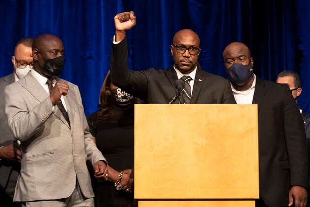 Bilder des Jahres 2021, News 03 März News Themen der Woche KW10 News Bilder des Tages March 12, 2021, Minneapolis, Minnesota, USA: Fist raised PHILONESE FLOYD, younger brother of George, after the Minneapolis City Council approved a $27 million dollar civil lawsuit settlement with the Floyd family in a wrongful death lawsuit, filed last July. The city s settlement comes five days into the criminal trial of the officer accused of killing Floyd. Floyd s family alleged that four police officers involved in Floyd s death violated his constitutional rights by using unjustified, excessive, and illegal, and deadly use of force. On May 25th 2020, Memorial Day, when arresting cop Chauvin, knelt on George™s neck till he stopped breathing. Minneapolis USA - ZUMAj150 20210312_znp_j150_017 Copyright: xChrisxJuhnx