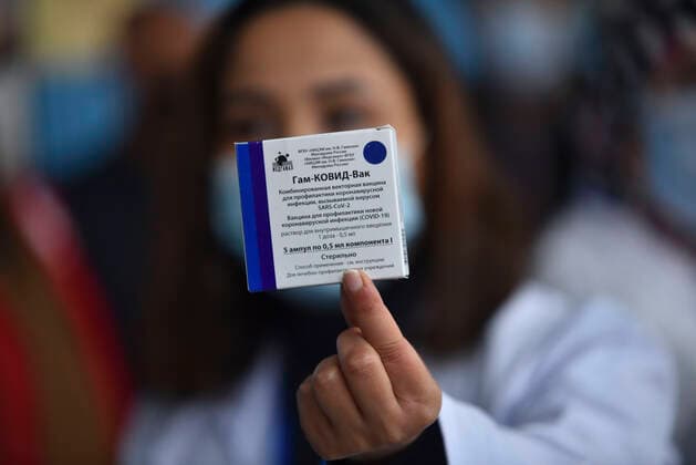 TUNIS, TUNISIA - MARCH 13: A healthcare personnel receives the first dose of the Sputnik V coronavirus (COVID-19) vaccine at a sahra hospital established in El Menzah Sports Palace as vaccination process begins in Tunis, Tunisia on March 13, 2021. NEWS : Debut du processus de vaccination a Tunis - 13 03 2021 WassimJdidi Panoramic 