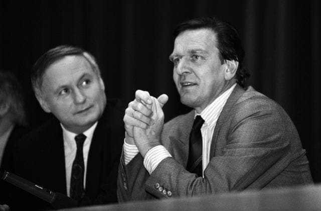 Deutschland, 04.11.1990. Archiv Nr.: 21-35-25 Bundestagswahlkampfreise der SPD Foto: Kanzlerkandidat Oskar Lafontaine und Gerhard Schroeder, Ministerpraesident von Niedersachsen Bundestagswahlkampf der SPD *** Germany, 04 11 1990 Archive Nr 21 35 25 SPD election campaign photo Chancellor candidate Oskar Lafontaine and Gerhard Schroeder, Minister President of Lower Saxony SPD election campaign