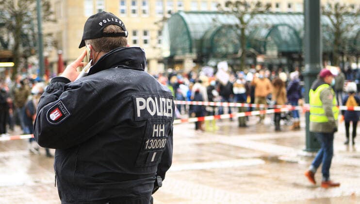 Am Sonnabend, den 13. März 2021, rief die Initiative Es Reicht! bundesweit zu Demonstrationen gegen die Corona-Politik der Bundesregierung auf. Die Initiatoren fordern nach eigenen Angaben ein Umdenken des Lockdown-Wahnsinns . In Hamburg fand die Demonstration auf dem Rathausplatz statt. 200 Teilnehmer waren zugelassen. Sie mussten sich auf vier Zonen verteilen. Hinter der abgesperrten Zone befanden sich noch mindestens 100 weitere Demonstranten. Es gab eine kleine Gegendemonstration der Antifa. Die Polizei war mit einem Großaufgebot vor Ort. Innenstadt Hamburg