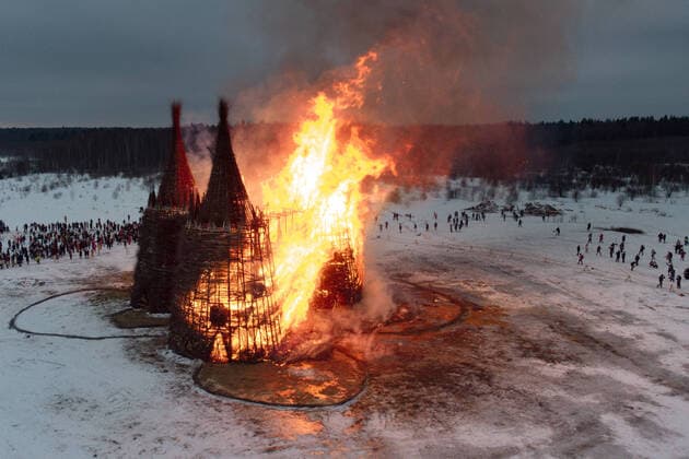 Bilder des Jahres 2021, News 03 MÃ¤rz News Themen der Woche KW10 News Bilder des Tages KALUGA REGION, RUSSIA - MARCH 13, 2021: A view of the Vaccination Tower wicker installation burning down to mark the folk holiday of Maslenitsa at the Nikola-Lenivets Modern Art Park. Maslenitsa traditionally celebrates the end of winter and marks the arrival of spring. Stanislav Krasilnikov TASS  TS0F9575