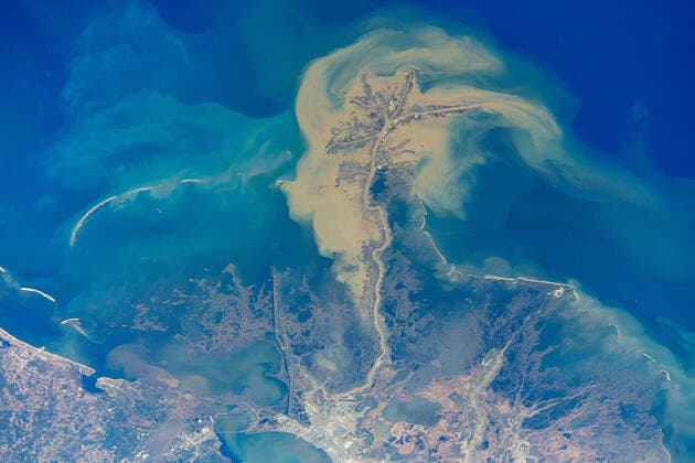 Creative Highlights World STYLELOCATIONA massive cloud of particles from the mouth of the Mississippi River, emptying into the Gulf of Mexico south of New Orleans, Louisiana, seen from the International Space Station as it orbited 262 miles above February 26, 2021 in Earth Orbit. International Space Station EARTH ORBIT - ZUMAp138 20210226_zaa_p138_049 Copyright: xNasa Nasax
