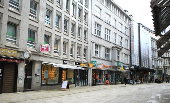 Nahezu menschenleere Geschäftsstraße Flaniermeile in der Hamburger Innenstadt während des Lockdowns. Innenstadt Hamburg