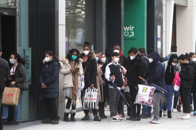Eine lange Schlang von Kunden steht vor dem Eingang zu einem Modegeschäft in der Fußgängerzone und Einkaufsstraße Zeil, um Einlass zu erhalten, Frankfurt, Hessen, Deutschland *** A long queue of customers stands in front of the entrance to a fashion store in the pedestrian zone and shopping street Zeil to get admission, Frankfurt, Hesse, Germany