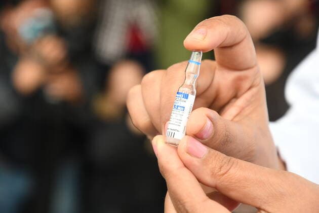 (210313) -- TUNIS, March 13, 2021 -- A medical worker shows the COVID-19 vaccine in Tunis, Tunisia, on March 13, 2021. The national vaccination campaign against COVID-19 officially started Saturday in the 25 regional centers across Tunisia. (Photo by Xinhua) TUNISIA-TUNIS-COVID-19 VACCINATION-CAMPAIGN AdelxEzzine 