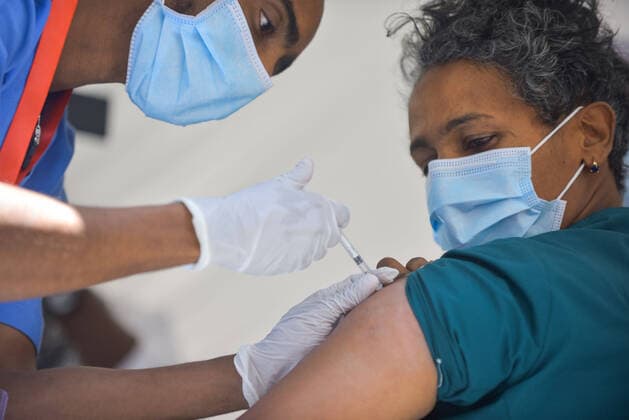 News Bilder des Tages (210313) -- ADDIS ABABA, March 13, 2021 -- A medical worker administers the COVID-19 vaccine to a recipient in Addis Ababa, Ethiopia, on March 13, 2021. Ethiopian State Minister of Health Dereje Duguma disclosed on Saturday that the east African country plans to give COVID-19 vaccine jabs to 20 percent of its population by March 2022. Duguma disclosed the plan during a ceremony in Addis Ababa to officially start COVID-19 vaccine jabs in the country. ) ETHIOPIA-ADDIS ABABA-COVID-19 VACCINATION-START MichaelxTewelde 