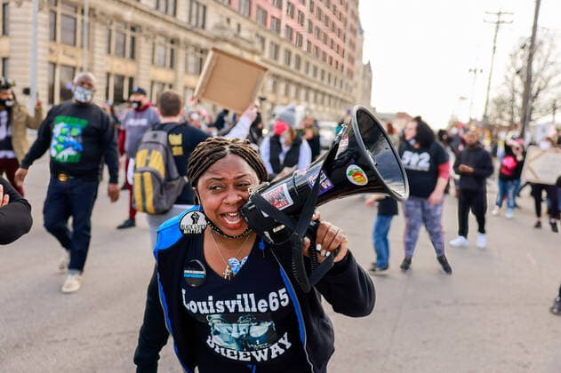 Bilder des Jahres 2021, News 03 März News Themen der Woche KW10 News Bilder des Tages March 13, 2021, Louisville, Kentucky, United States: A protester speaks on a megaphone during a memorial march from Jefferson Square Park to mark the one year anniversary since the Louisville Metro Police Department shot and killed Breonna Taylor at her home in Louisville. The protesters call the park, Injustice Square Park. Louisville United States - ZUMAs197 20210313_zaa_s197_233 Copyright: xJeremyxHoganx