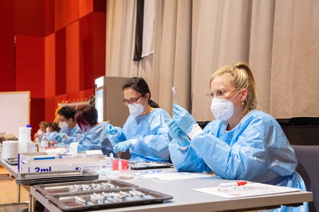 Schwaz 11.03.2021, Schwaz, AUT, Coronavirus in Österreich, Beginn Impfaktion Bezirk Schwaz, ab heute stehen 100.000 zusätzliche Impfdosen des Impfstoffs von BioNTech Pfizer zur Bekämpfung der Coronavirus-Pandemie zur Verfügung, im Bild Mitarbeiter beim abfüllen der Spritzen mit dem Impfstoff employees filling the syringes with the vaccine during the start of the vaccination campaign in the Schwaz district. Starting today, 100,000 additional doses of BioNTech Pfizer s vaccine are available to fight the coronavirus pandemic. Schwaz, Austria on 2021 03 11.