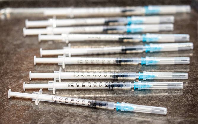 Schwaz 11.03.2021, Schwaz, AUT, Coronavirus in Österreich, Beginn Impfaktion Bezirk Schwaz, ab heute stehen 100.000 zusätzliche Impfdosen des Impfstoffs von BioNTech Pfizer zur Bekämpfung der Coronavirus-Pandemie zur Verfügung, im Bild mehrere Einwegspritzen gefüllt mit je einer Dosis Pfizer Biontech Impfstoff liegen auf einem Tablett several disposable syringes each filled with one dose of Pfizer Biontech vaccine are placed on a tray during the start of the vaccination campaign in the Schwaz district. Starting today, 100,000 additional doses of BioNTech Pfizer s vaccine are available to fight the coronavirus pandemic. Schwaz, Austria on 2021 03 11.