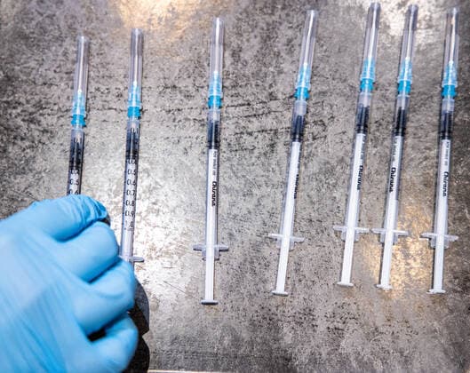 Schwaz 11.03.2021, Schwaz, AUT, Coronavirus in Österreich, Beginn Impfaktion Bezirk Schwaz, ab heute stehen 100.000 zusätzliche Impfdosen des Impfstoffs von BioNTech Pfizer zur Bekämpfung der Coronavirus-Pandemie zur Verfügung, im Bild mehrere Einwegspritzen gefüllt mit je einer Dosis Pfizer Biontech Impfstoff liegen auf einem Tablett several disposable syringes each filled with one dose of Pfizer Biontech vaccine are placed on a tray during the start of the vaccination campaign in the Schwaz district. Starting today, 100,000 additional doses of BioNTech Pfizer s vaccine are available to fight the coronavirus pandemic. Schwaz, Austria on 2021 03 11.